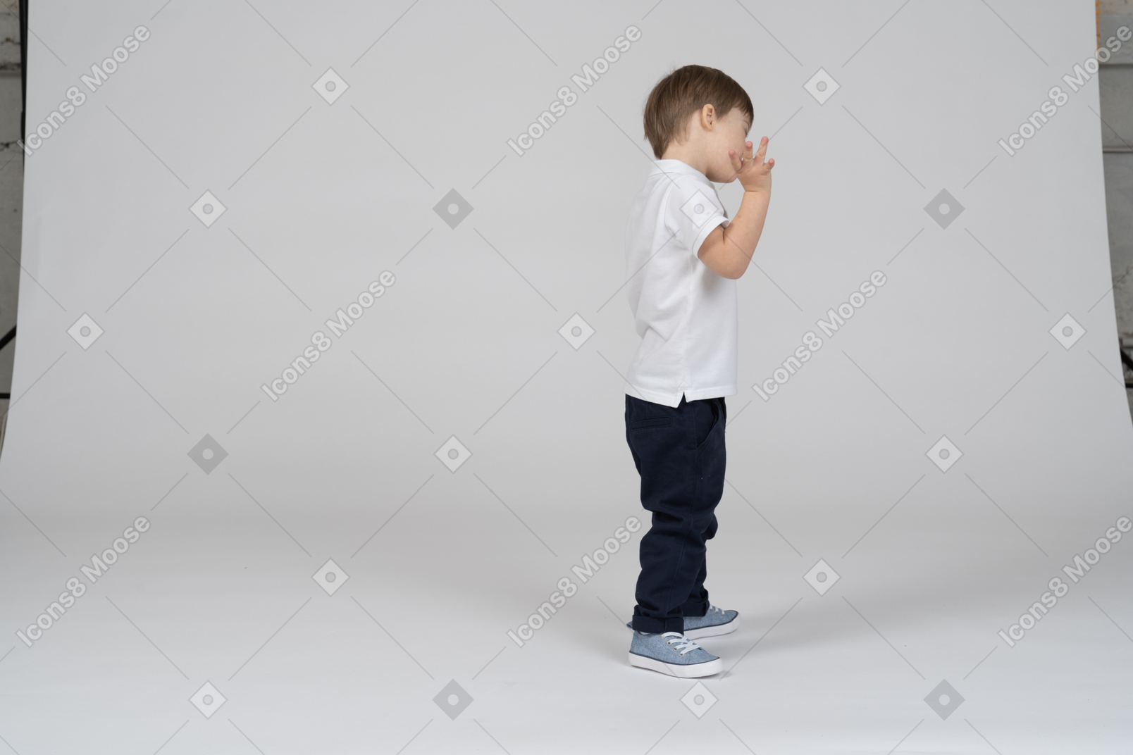 Side view of a boy spreading fingers