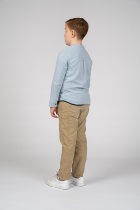 じっと立っているカジュアルな服装の少年