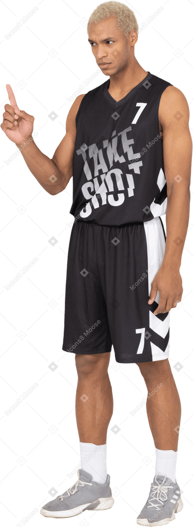 Dreiviertelansicht eines jungen männlichen basketballspielers, der mit dem finger zeigt