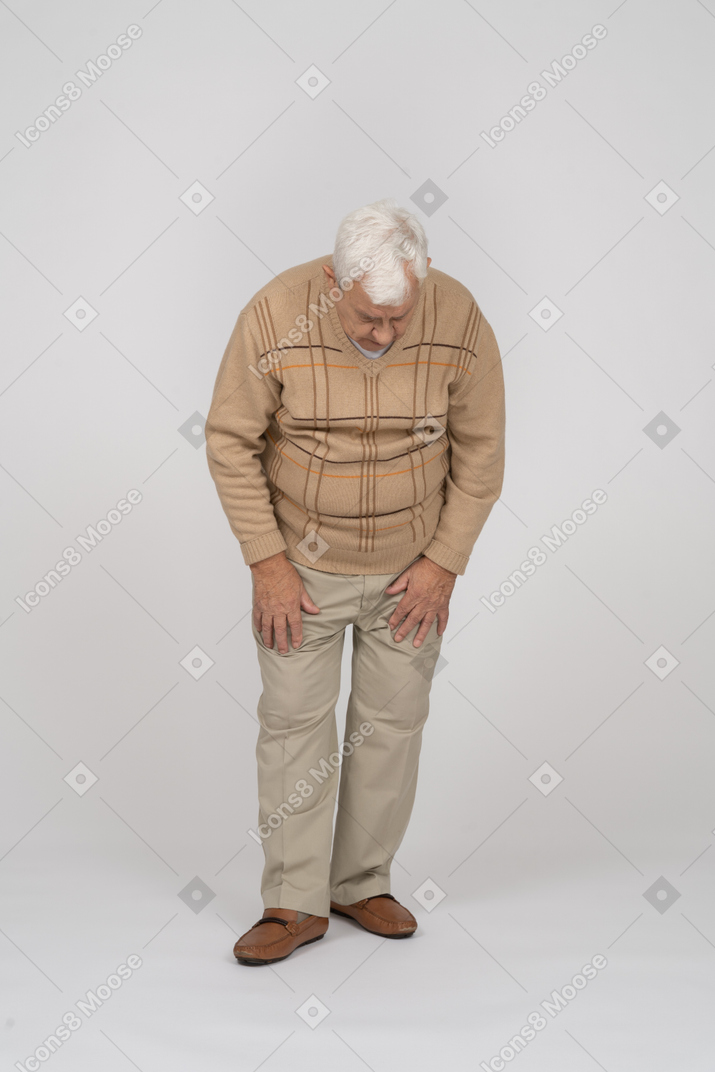 一位穿着休闲服的老人俯视的正面图