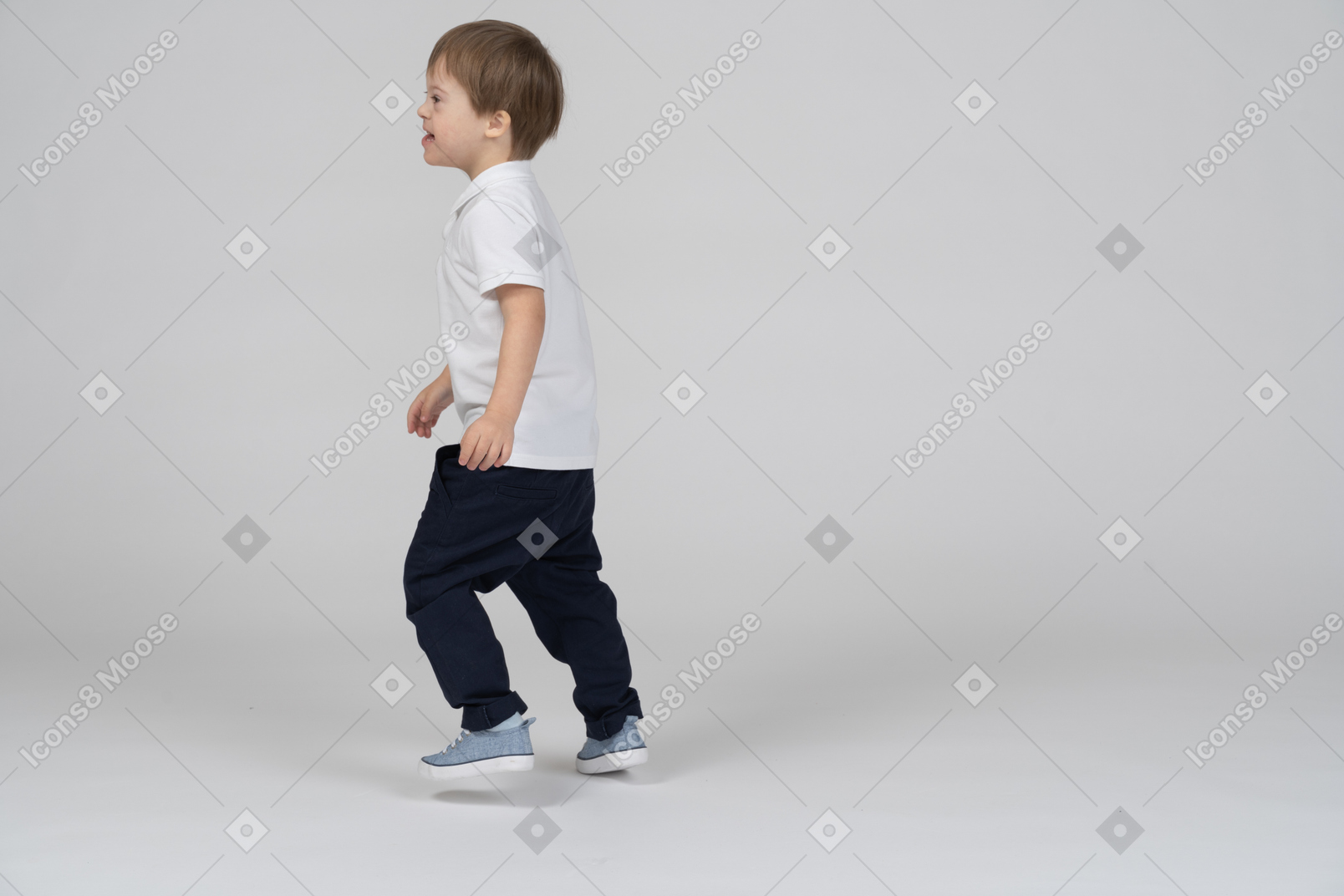 左を走っている少年の側面図