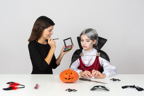 Halloween es una buena ocasión para probar las habilidades del artista de maquillaje.