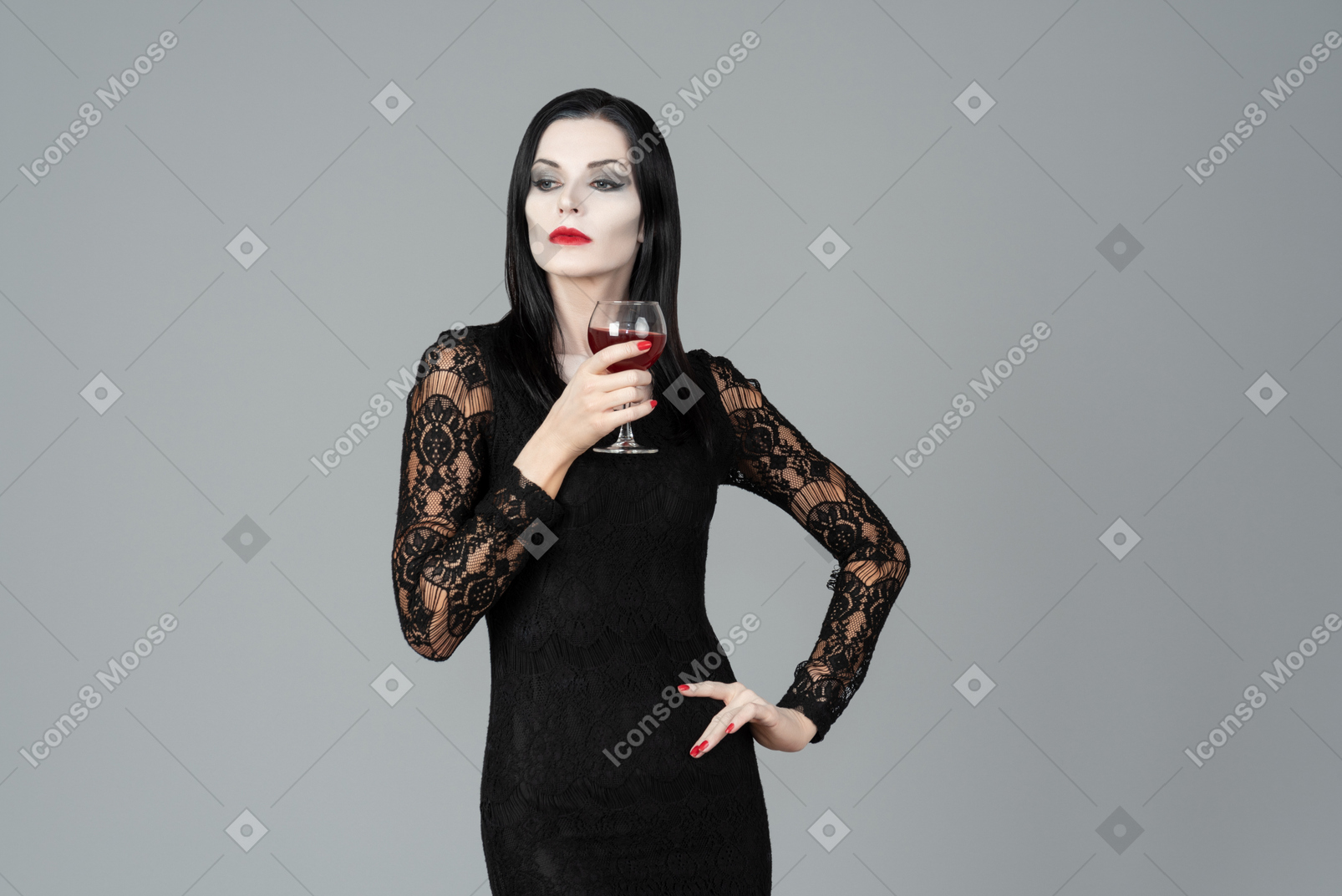 在这个黑色的晚上添加红葡萄酒的颜色