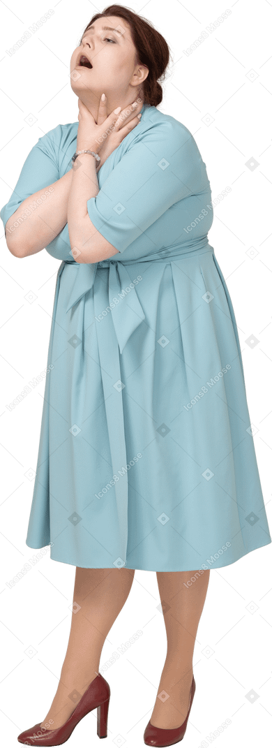자신을 질식시키는 파란 드레스를 입은 여성의 전면 모습