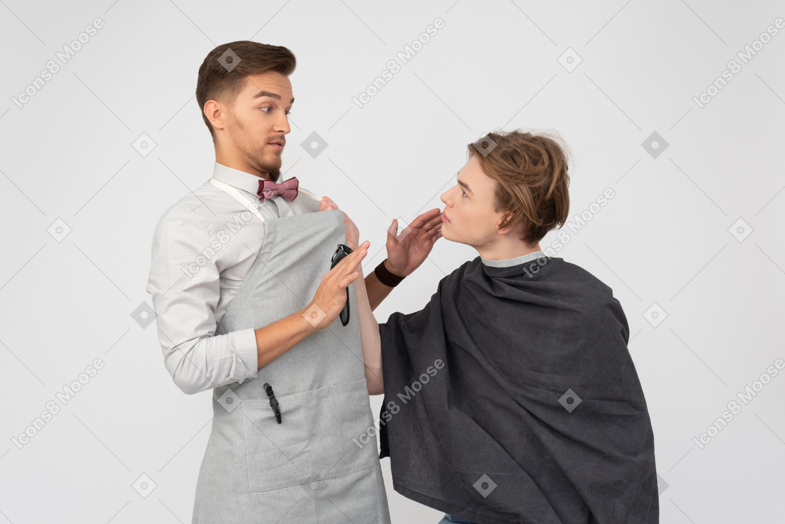 Um jovem barbeiro e seu cliente