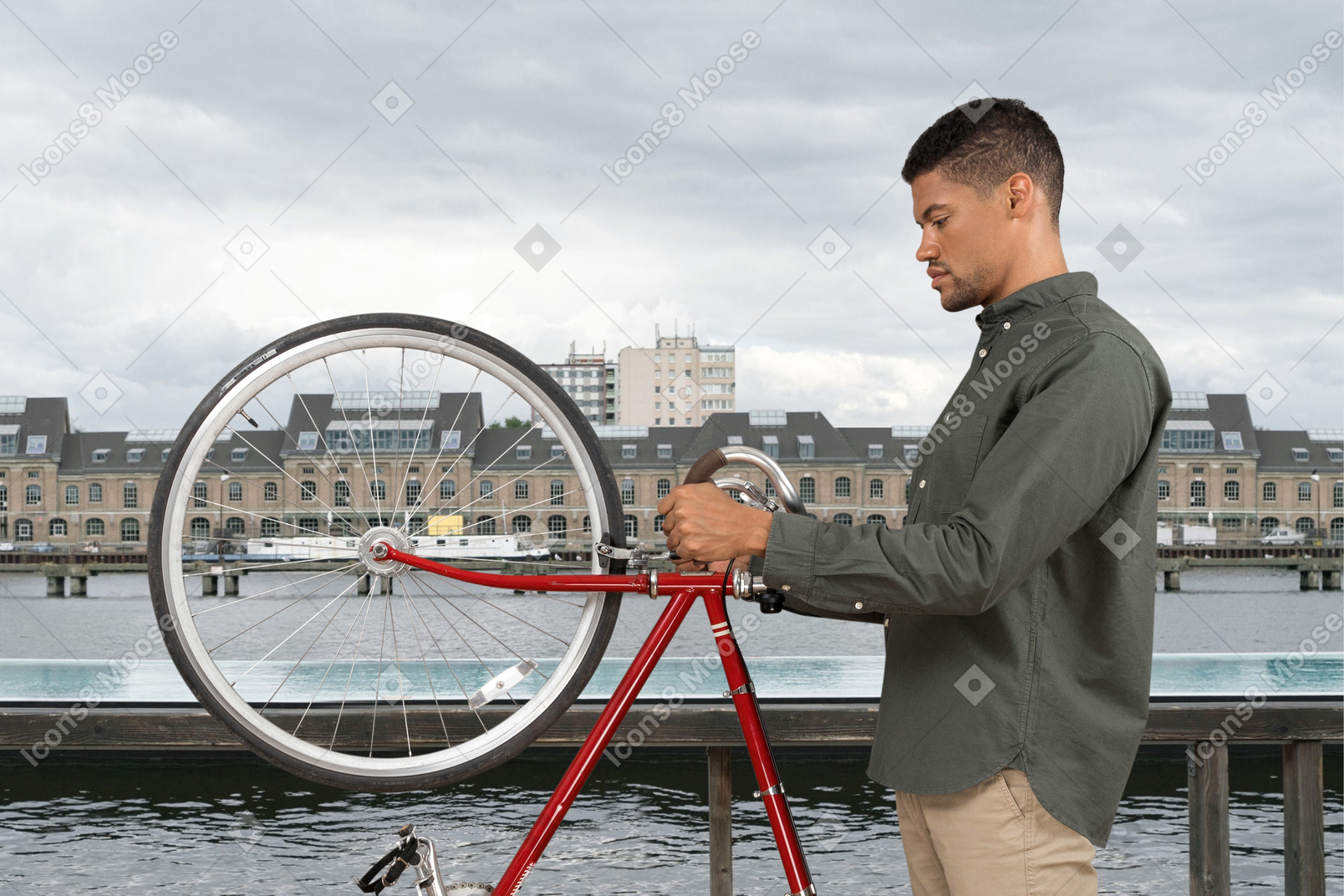 Мужчина стоит на мосту со своим велосипедом