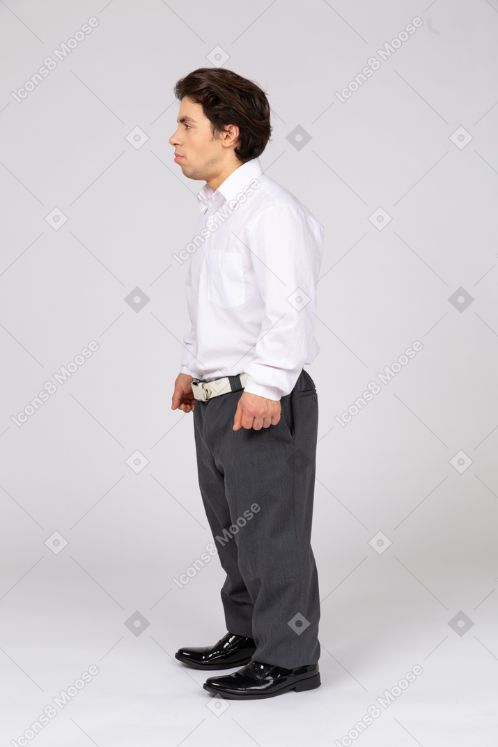 Вид сбоку на мужчину в деловой повседневной одежде, смотрящего в сторону