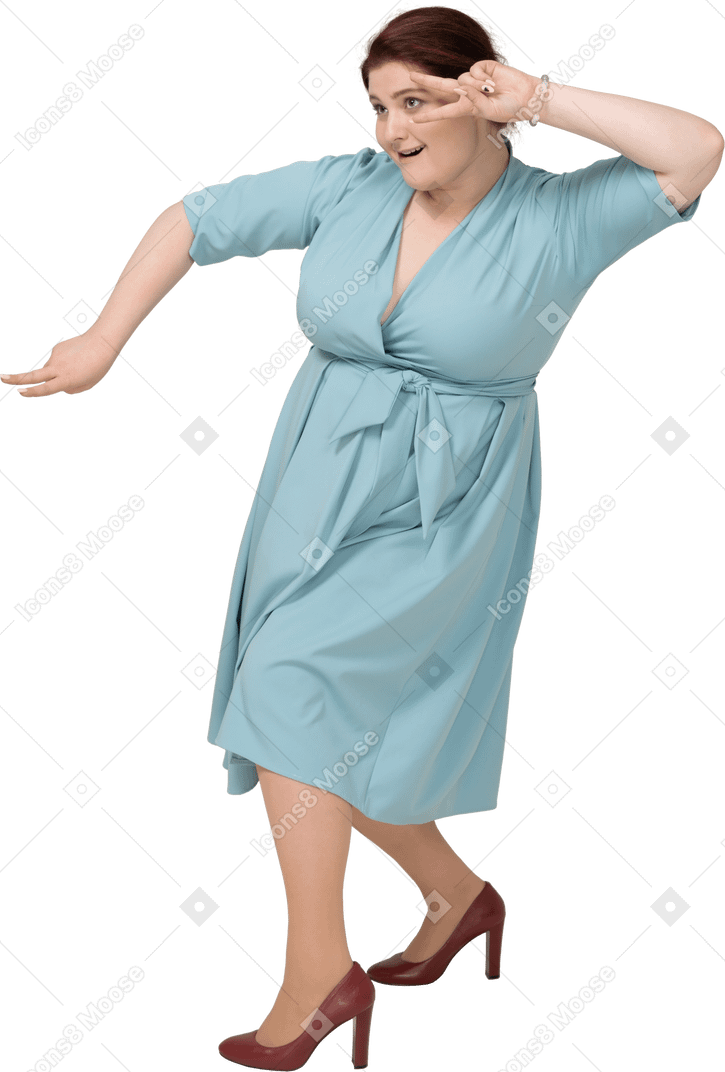 Вид сбоку женщины в синем платье, показывая знак v