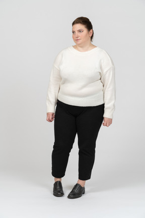 흰색 스웨터에 화가 더하기 크기 여자