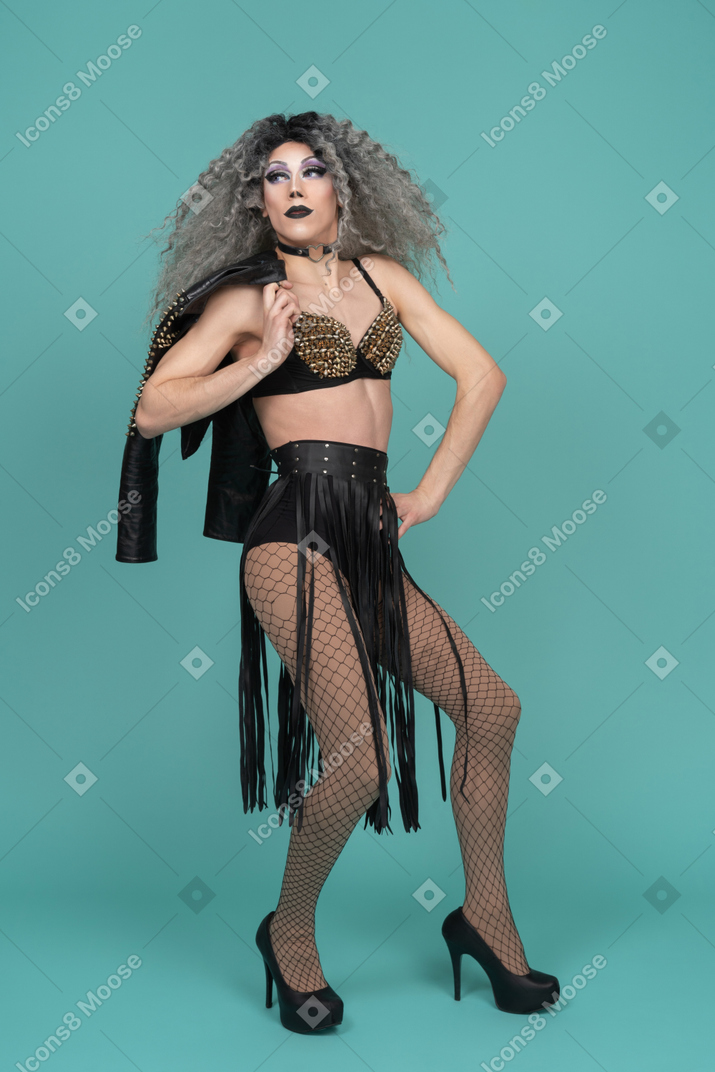 Drag queen in total black look with leather jacket over shoulder