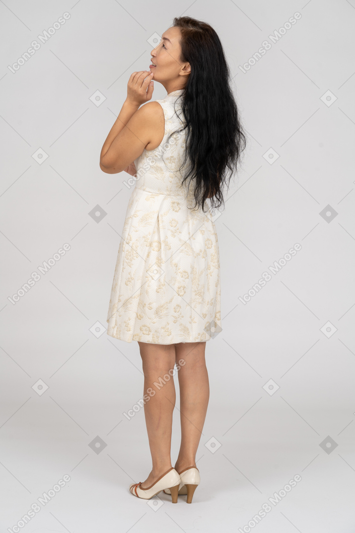 Femme en robe blanche debout