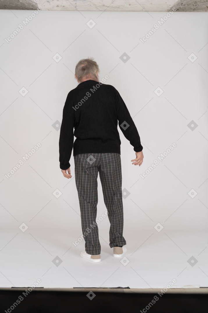 Uomo anziano con le braccia lateralmente rivolte lontano dalla fotocamera