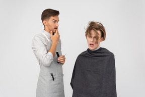Молодой парикмахер и его клиент