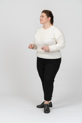 Plus size donna in maglione bianco in posa