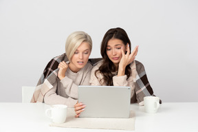 Mujeres jóvenes viendo películas y llorando