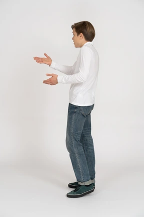 Giovane uomo in abiti casual in piedi