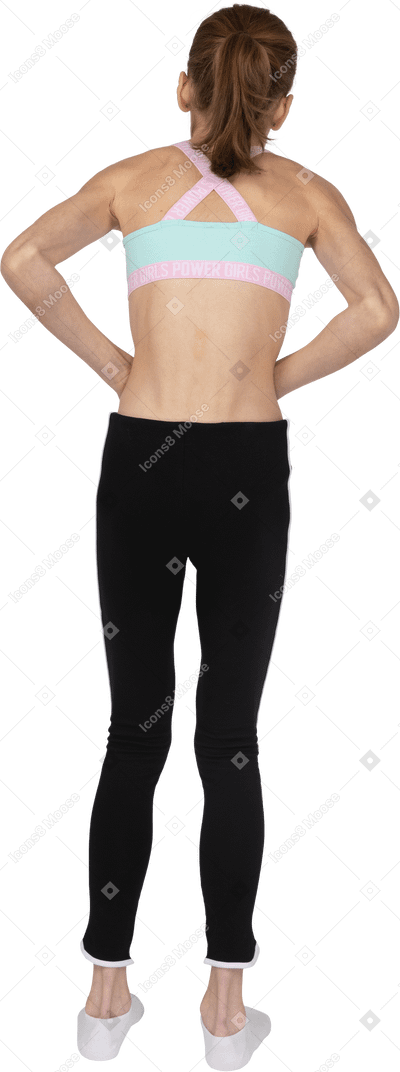 Vista posterior de una jovencita en ropa deportiva tocando el estómago y agachándose