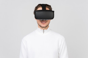 Retrato de homem sorridente em fone de ouvido de realidade virtual