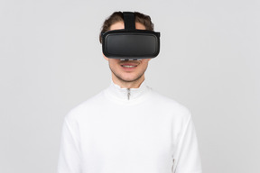 Retrato de un hombre sonriente con casco de realidad virtual