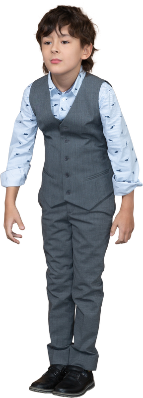 灰色のスーツを着た少年の正面図