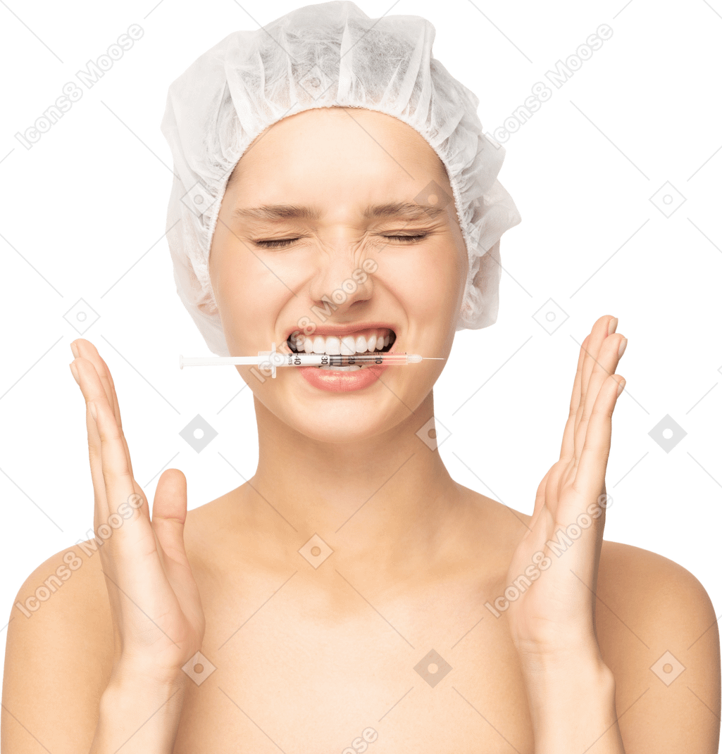 Mujer sosteniendo jeringa con sus dientes