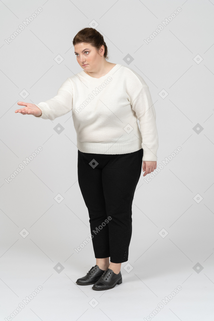 Mujer regordeta en ropa casual haciendo gesto de bienvenida