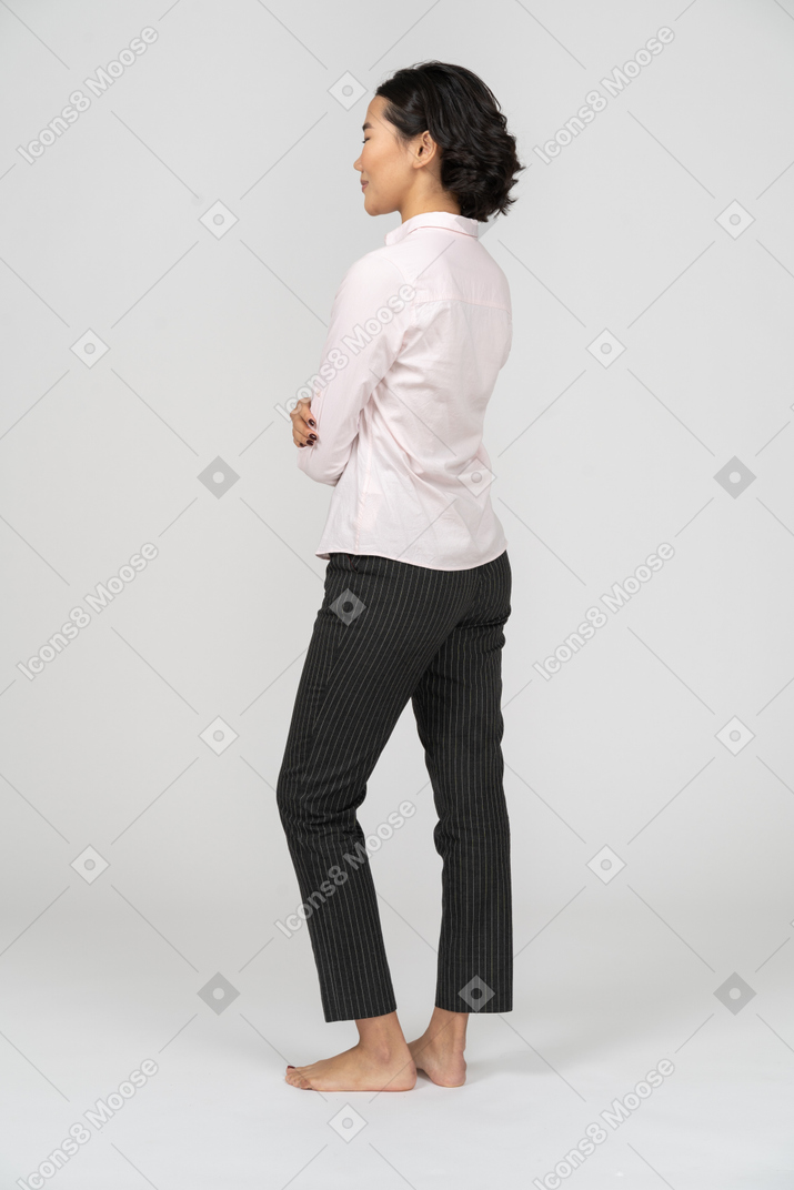 Vista posteriore di una donna in abiti da ufficio in piedi