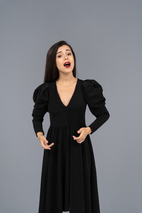 Vorderansicht einer opernsängerin im schwarzen kleid