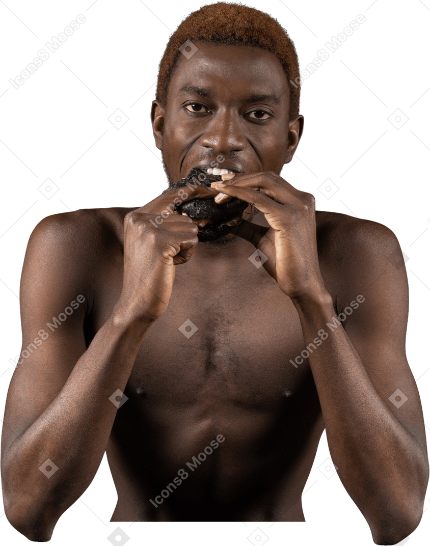 Vue de face d'un jeune homme afro mordant un hamburger