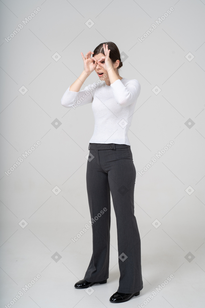 Mujer mirando a través de binoculares imaginarios
