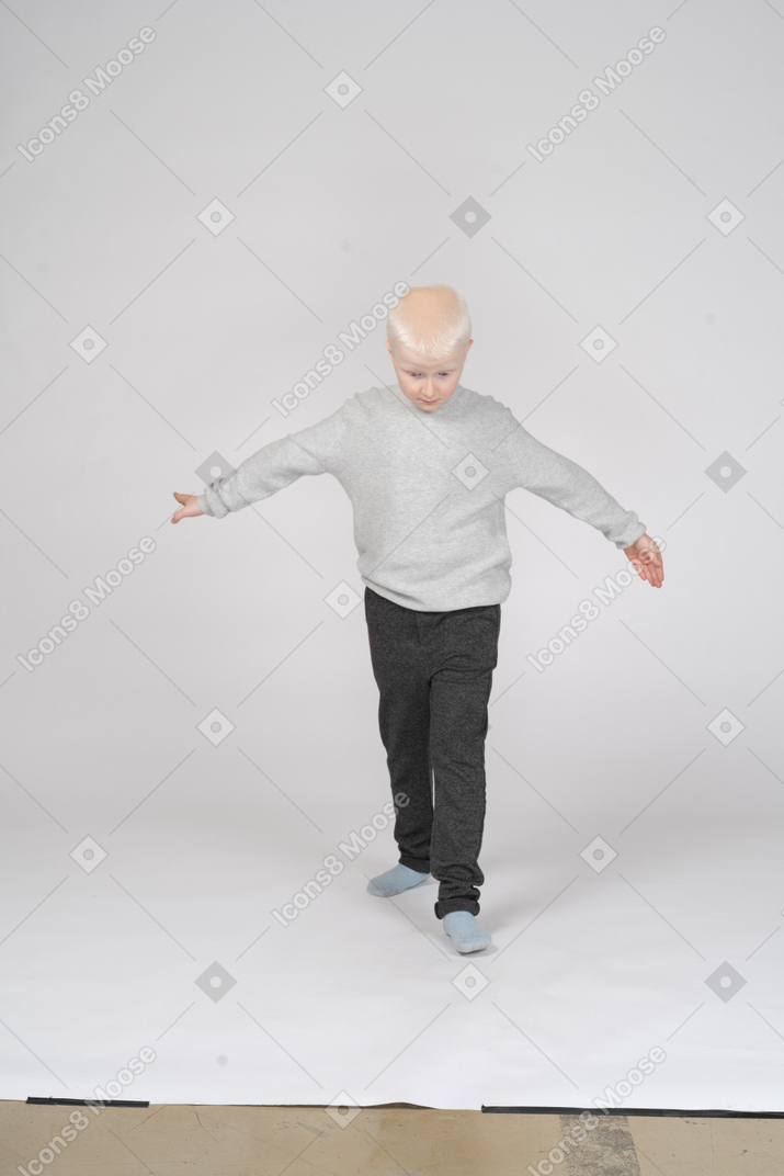 Niño sorprendido caminando hacia la cámara