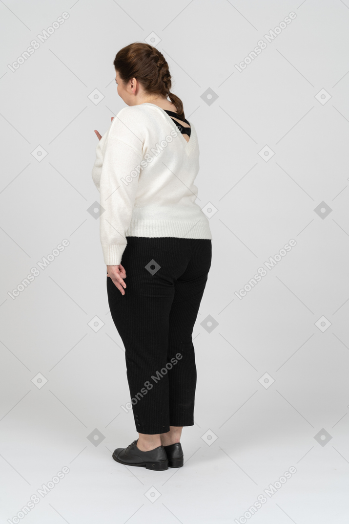 포즈를 취하는 캐주얼 옷에 통통한 여자