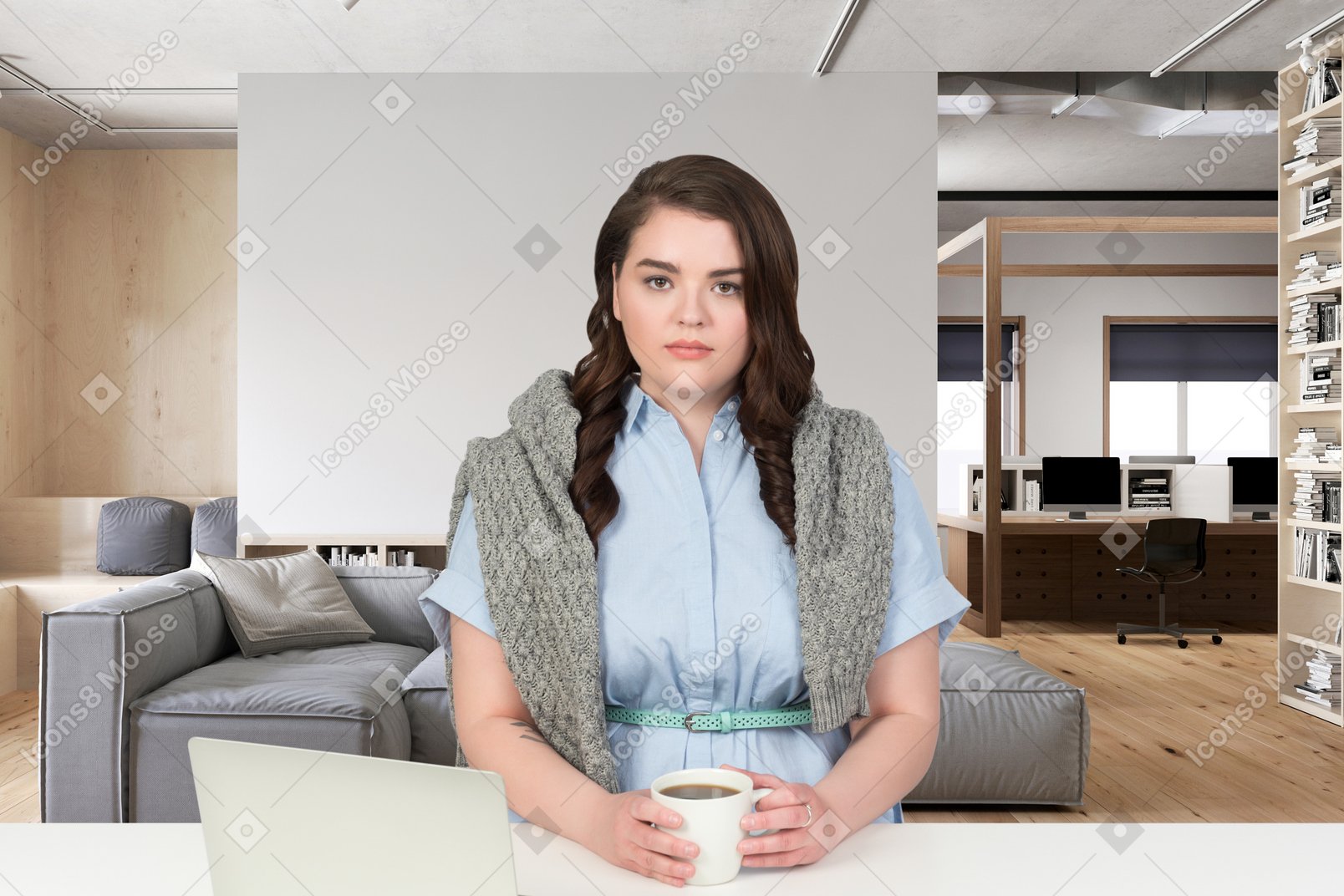 커피 한 잔을 테이블에 앉아있는 여자