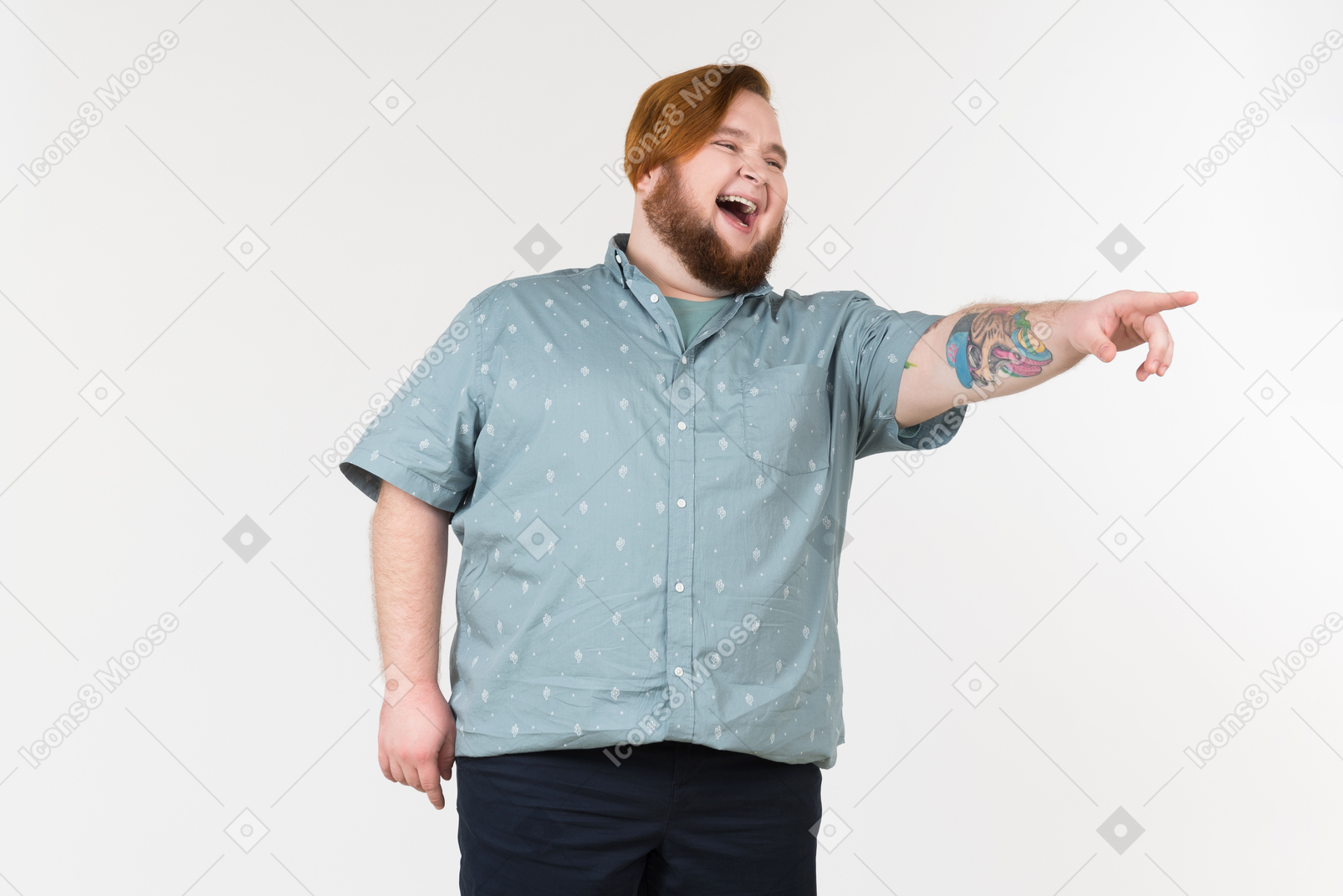 Um homem gordo apontando o dedo para algo e rindo