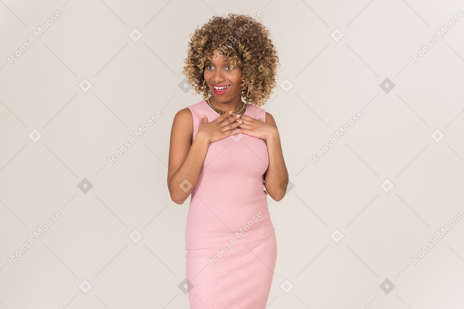 Una donna lusingata in abito rosa