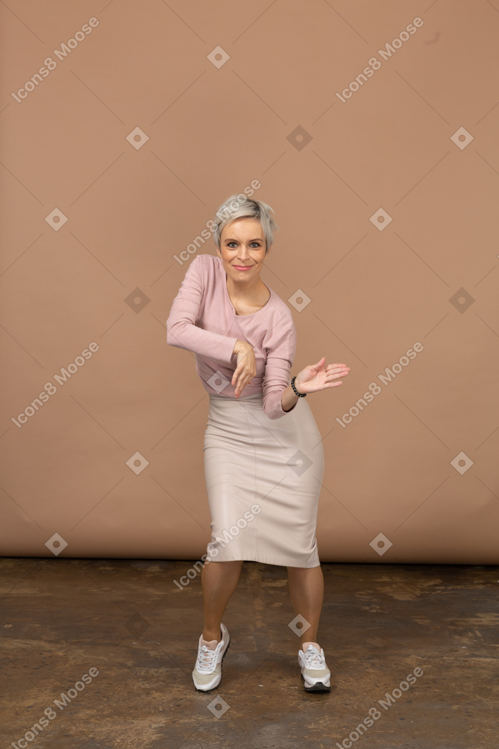 一个穿着休闲服跳舞的女人的前视图