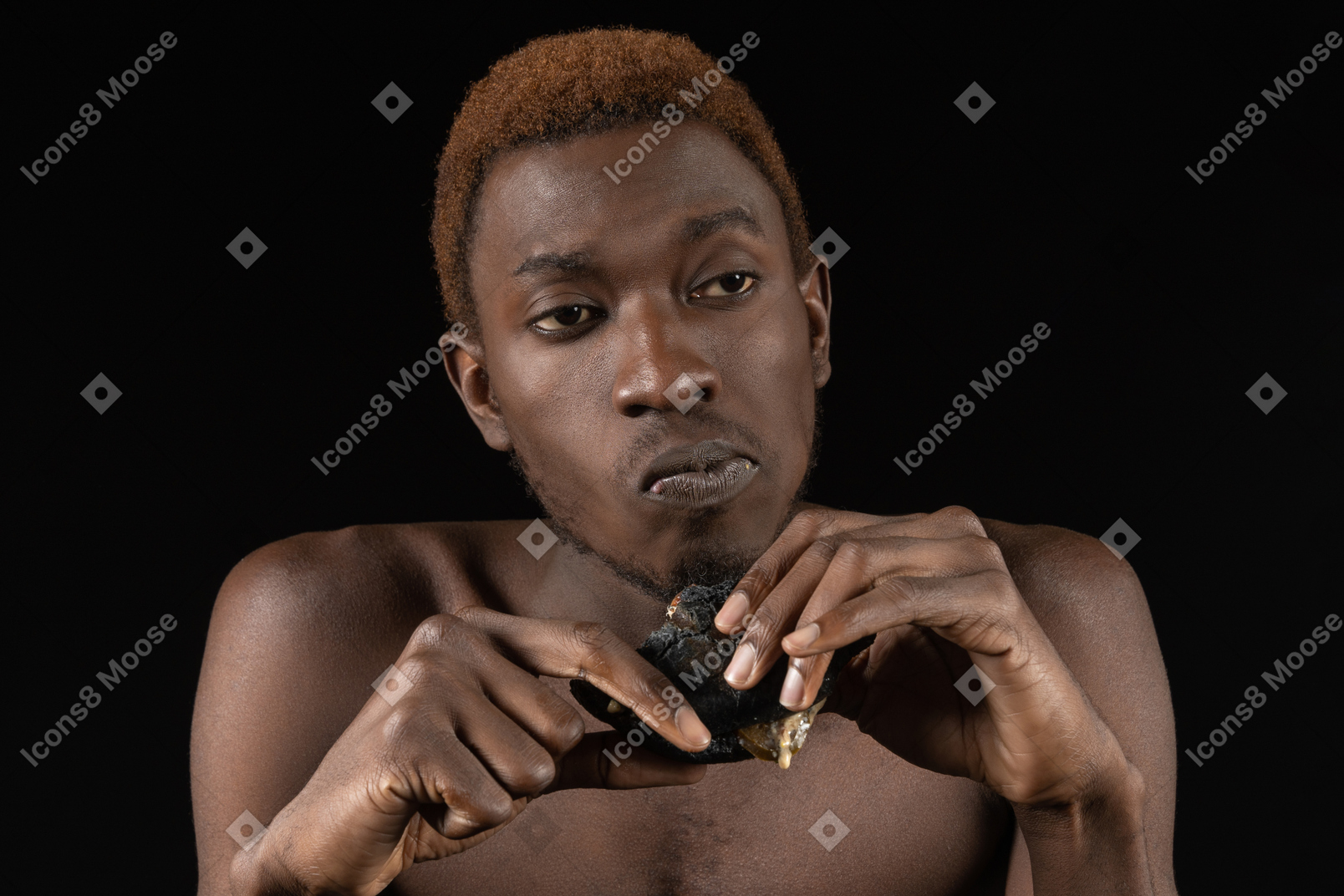 ハンバーガーを食べる思慮深い若いアフロ男の正面図