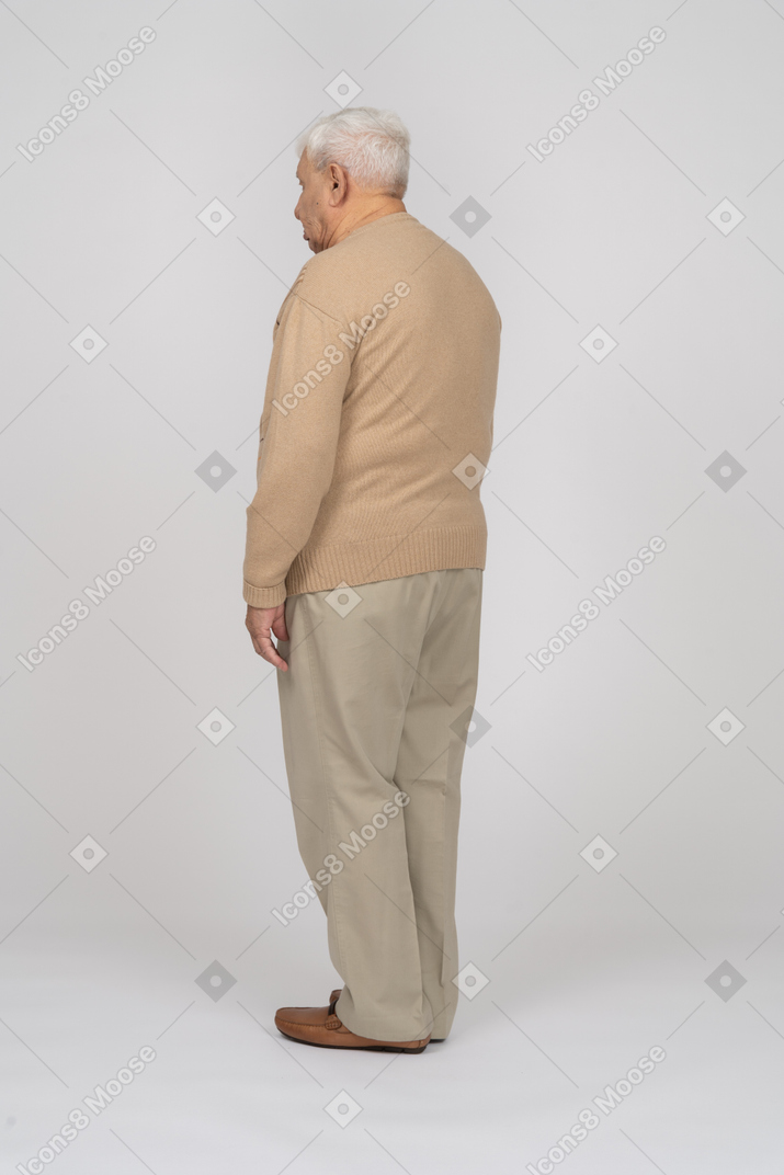一位老人的侧视图，穿着休闲服，静止不动