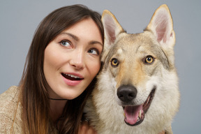 彼女の犬と驚いた女性マスターのクローズアップ