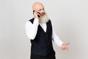 Alter mann sieht total in telefongespräche verwickelt