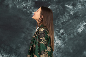 Retrato lateral de uma empresária sorridente em jaqueta de seda