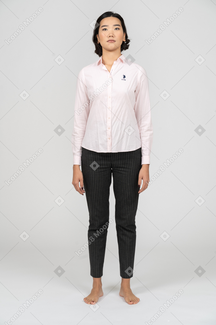 Vista frontal de uma mulher em pé de roupas de trabalho