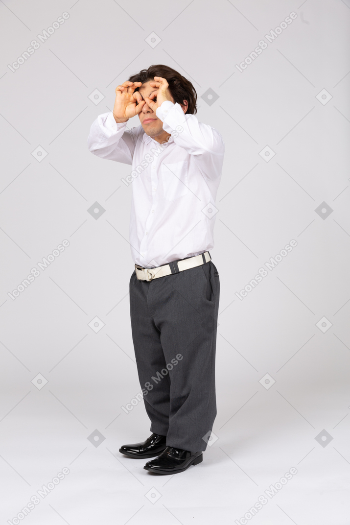 Homme montrant un geste binoculaire
