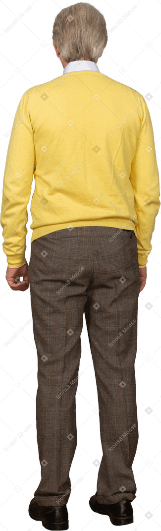 Vista posterior de un anciano con un jersey amarillo.