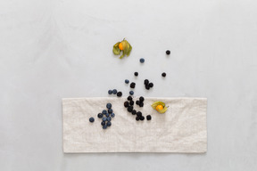 Myrtilles et physalis sur une nappe de lin