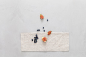 Myrtilles et figues sur une nappe de lin