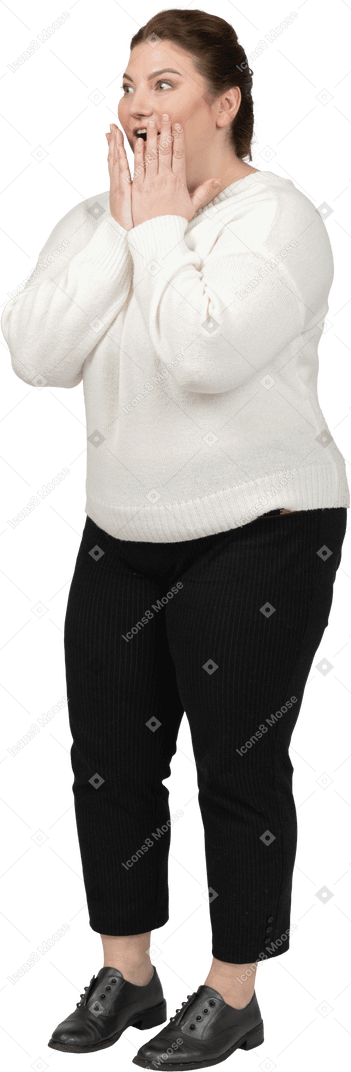 Чрезвычайно удивленная пухлая женщина в белом свитере