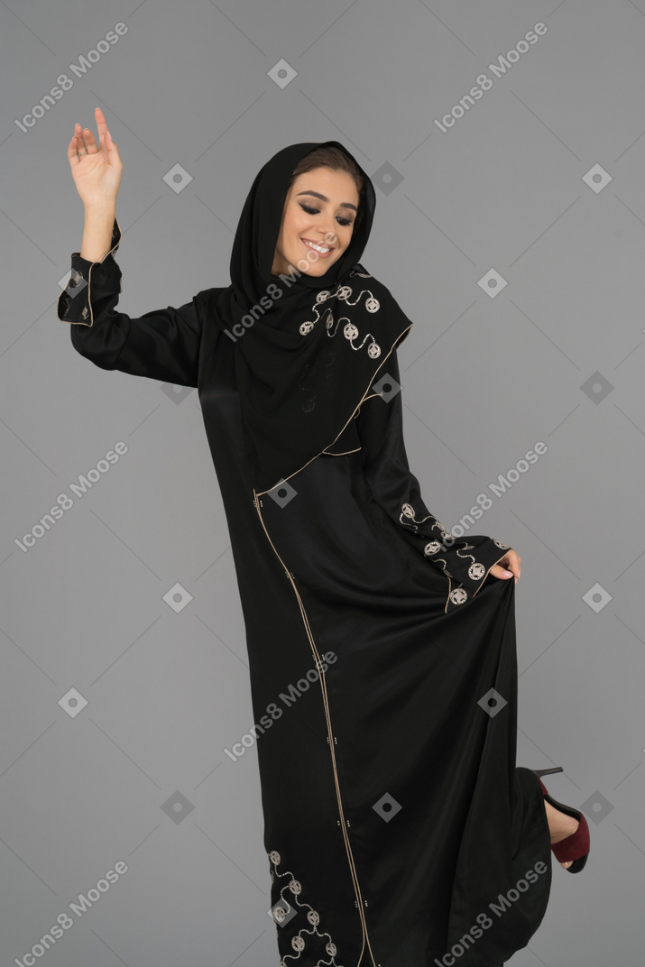 Mulher árabe alegre dançando