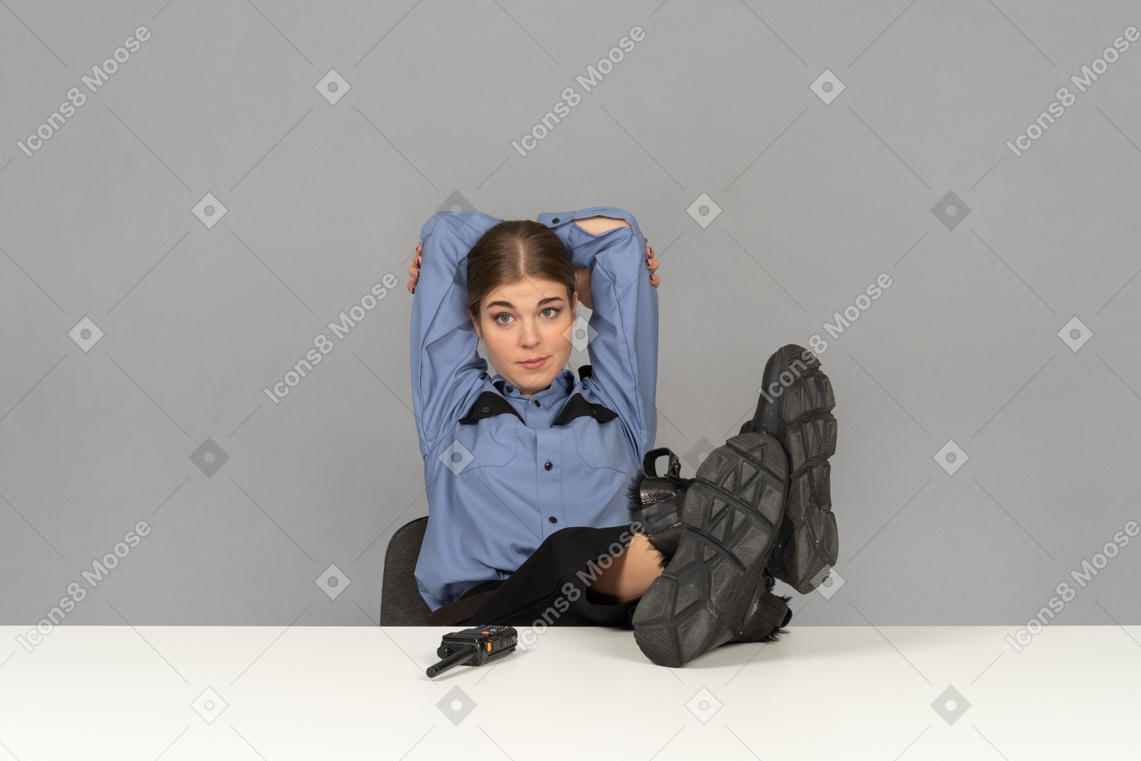 Um guarda de segurança feminino sentado em sua mesa