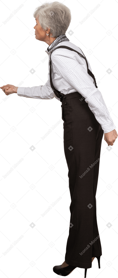 Seitenansicht einer wütenden alten dame in bürokleidung, die ihre hand ausstreckt